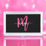 Caja Para Tarjetas De Visita Nombra de Monograma del guión moderno rosado calie<br><div class="desc">Haga una declaración profesional con nuestro estuche de tarjetas de visita de Monograma Hoteado Moderno Script Girly. Este funda elegante y elegante presenta un diseño llamativo de color rosa intenso, personalizado con su nombre en un guión moderno y elegante para una moda y un toque personalizado. Perfecto para transportar y...</div>