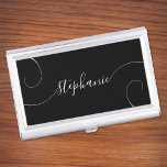 Caja Para Tarjetas De Visita Nombre del curry del guión elegante en blanco y ne<br><div class="desc">Diseño elegante de un guión de estilo de firma con colas extra de curvas. Se puede personalizar los colores blanco y negro. Personalizar el tamaño del tipo de letra o muévalo según sea necesario para nombres más largos o más cortos. Crea tu propio funda de tarjetas de visita para ella....</div>