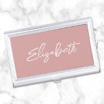 Caja Para Tarjetas De Visita Nombre del guión moderno del pincel rosado polvori<br><div class="desc">Un funda de tarjetas de visita de nombre para ella. El guión es un hermoso y pintoresco platillo moderno manuscrito que es un regalo perfecto para ella. El estilo decorativo de trazo de pincel puede requerir que vuelva a centrar su nombre. También puede personalizar el color del tipo de letra...</div>