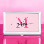 Caja Para Tarjetas De Visita Nombre del Monograma de Giro de Guión Moderno Cali<br><div class="desc">Haga una declaración profesional con nuestro estuche de tarjetas de visita de Monograma Hoteado Moderno Script Girly. Este funda elegante y elegante presenta un diseño llamativo de color rosa intenso, personalizado con su nombre en un guión moderno y elegante para una moda y un toque personalizado. Perfecto para transportar y...</div>