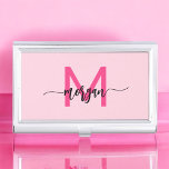 Caja Para Tarjetas De Visita Nombre del Monograma de Giro de Guión Moderno Cali<br><div class="desc">Haga una declaración profesional con nuestro estuche de tarjetas de visita de Monograma Hoteado Moderno Script Girly. Este funda elegante y elegante presenta un diseño llamativo de color rosa intenso, personalizado con su nombre en un guión moderno y elegante para una moda y un toque personalizado. Perfecto para transportar y...</div>