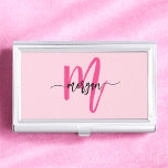 Caja Para Tarjetas De Visita Nombre del Monograma de Giro de Guión Moderno Cali<br><div class="desc">Haga una declaración profesional con nuestro estuche de tarjetas de visita de Monograma Hoteado Moderno Script Girly. Este funda elegante y elegante presenta un diseño llamativo de color rosa intenso, personalizado con su nombre en un guión moderno y elegante para una moda y un toque personalizado. Perfecto para transportar y...</div>
