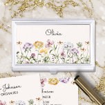 Caja Para Tarjetas De Visita Nombre personalizado Jardín de flores silvestres<br><div class="desc">Presentamos nuestro estuche de tarjetas de visita Wildflower Garden con nombre personalizado. Descubra las deliciosas flores de colores que le dan el encanto de la naturaleza. Puedes añadir tu apellido. Fantástico como regalo para los amantes de la naturaleza y las flores.</div>