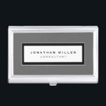 Caja Para Tarjetas De Visita Nombre y título profesional con marco gris y negro<br><div class="desc">El soporte profesional de tarjetas de visita presenta un diseño minimalista elegante en una paleta de colores gris, negro y blanco. Nombre y título personalizados presentados sobre un fondo blanco simple, enmarcados en un borde elegante sobre un fondo gris. Mostrado con un nombre y un título personalizados con un tipo...</div>