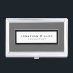 Caja Para Tarjetas De Visita Nombre y título profesional con marco gris y negro<br><div class="desc">El soporte profesional de tarjetas de visita presenta un diseño minimalista elegante en una paleta de colores gris, negro y blanco. Nombre y título personalizados presentados sobre un fondo blanco simple, enmarcados en un borde elegante sobre un fondo gris. Mostrado con un nombre y un título personalizados con un tipo...</div>