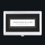 Caja Para Tarjetas De Visita Nombre y título profesional con marcos en blanco y<br><div class="desc">El soporte profesional de tarjetas de visita presenta un diseño minimalista elegante en una paleta de colores blanco y negro. Nombre y título personalizados presentados sobre un fondo blanco simple, enmarcado en un borde elegante sobre un fondo negro. Mostrado con un nombre y un título personalizados con un tipo de...</div>
