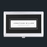 Caja Para Tarjetas De Visita Nombre y título profesional con marcos en blanco y<br><div class="desc">El soporte profesional de tarjetas de visita presenta un diseño minimalista elegante en una paleta de colores blanco y negro. Nombre y título personalizados presentados sobre un fondo blanco simple, enmarcado en un borde elegante sobre un fondo negro. Mostrado con un nombre y un título personalizados con un tipo de...</div>