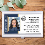 Caja Para Tarjetas De Visita Notario de estilo clásico ID pública Blue Gold Bus<br><div class="desc">Crea un aspecto profesional con este clásico estuche Notary Public Business Card. Esta plantilla elegante se personaliza con tu foto de identificación, nombre, detalles y logotipo de acreditación. Perfecto para notario público, agente de firma de préstamos, agente de entrega de notarios certificados, CNTDA, notario móvil, apostilla u otra profesión legal....</div>