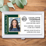 Caja Para Tarjetas De Visita Notario de estilo clásico ID pública Green Gold Bu<br><div class="desc">Crea un aspecto profesional con este clásico estuche Notary Public Business Card. Esta plantilla elegante se personaliza con tu foto de identificación, nombre, detalles y logotipo de acreditación. Perfecto para notario público, agente de firma de préstamos, agente de entrega de notarios certificados, CNTDA, notario móvil, apostilla u otra profesión legal....</div>