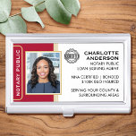 Caja Para Tarjetas De Visita Notario de estilo clásico ID pública Red Gold Busi<br><div class="desc">Crea un aspecto profesional con este clásico estuche Notary Public Business Card. Esta plantilla elegante se personaliza con tu foto de identificación, nombre, detalles y logotipo de acreditación. Perfecto para notario público, agente de firma de préstamos, agente de entrega de notarios certificados, CNTDA, notario móvil, apostilla u otra profesión legal....</div>