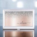 Caja Para Tarjetas De Visita Oro Rosa - Monograma Purpurina Rubor rosado platea<br><div class="desc">Oro Rosa - Purpurina de espuma metálica de Relieve metalizado Rubor rosa y plateado de imitación cepillado Monograma Metalizado titular de la tarjeta de visita. Esto hace que el dulce perfecto cumpleaños 16, boda, ducha de novia, aniversario, ducha de bebé o fiesta de soltera sea regalo para alguien que ama...</div>
