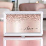 Caja Para Tarjetas De Visita Oro Rosa - Nombre Metalizado del monograma del Pur<br><div class="desc">Oro Rosa - Purpurina de espuma metálica de Relieve metalizado de imitación rosada de Rubor Cepillado Monograma Metalizado titular de la tarjeta de visita. Esto hace que el dulce perfecto cumpleaños 16, boda, ducha de novia, aniversario, ducha de bebé o fiesta de soltera sea regalo para alguien que ama el...</div>