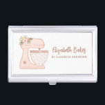 Caja Para Tarjetas De Visita Panadería de pastelitos florales de mezclador simp<br><div class="desc">Un bonito mezclador de pasteles rosados con flores decora este funda de tarjetas de visita de panadería. Personalízalo con su nombre e información de negocios. Un lugar estupendo para guardar tus tarjetas de visita. Diseñado para ti por Blackberry Boulevard.</div>