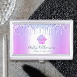 Caja Para Tarjetas De Visita Pastel de pastelería Pastelería Chef Purpurinas Pú<br><div class="desc">Aquí hay una manera maravillosa y moderna de presumir de su marca. Presente su mejor auto a sus clientes, con este elegante, sofisticado, sencillo y moderno titular de tarjeta de visita personalizada. Un quequito oscuro, morado y brillante, tipografía manuscrita de escritura y goteo de purpurinas superponen un falso fondo negro...</div>