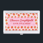 Caja Para Tarjetas De Visita Patrón de crema de fresa de bonito personalizado<br><div class="desc">Este diseño de bonito, giratoria para los amantes de la fruta, tiene un patrón de fresa hecho con un efecto degradado/acuarela. Las fresas descansan sobre un fondo rosa claro, ligeramente moteado. Hay una pancarta rosa donde puedes añadir tus detalles personales en elegante cursiva roja. Si te gustan las fresas, este...</div>