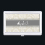 Caja Para Tarjetas De Visita Patrón de Damasco de color gris y lineal con nombr<br><div class="desc">Muestra tu estilo con un patrón elegante con una fuente elegante diseñada para una mujer femenina. Añade tu nombre o monograma. Si necesita realizar ajustes en la ilustración,  haga clic en el botón personalizar para realizar cambios.</div>