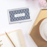 Caja Para Tarjetas De Visita Patrón de diamante blanco y naval<br><div class="desc">El funda de tarjetas de visita de la moda de perrito presenta un patrón alargado de chevron de diamante en azul marino y blanco clásico,  con su nombre,  monograma o nombre de empresa en el centro.</div>