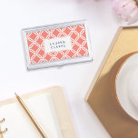 Caja Para Tarjetas De Visita Patrón de entramado de enlace de octagón blanco y<br><div class="desc">Lleve sus tarjetas de visita en moda, estilo clásico con nuestro funda de tarjetas personalizado. El diseño preppy presenta un patrón geométrico de entramado octogonal en blanco sobre melocotón de coral soleado. Añada un nombre, monograma o nombre de la empresa en las letras azul marino correspondientes para un aspecto pulido...</div>