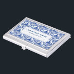 Caja Para Tarjetas De Visita Patrón Royal Blue & White Elegant Damask<br><div class="desc">Elegante patrón de damasco de flora vintage sobre fondo blanco, portatarjetas de personalizable para su escritorio. Si necesitas ayuda para personalizar alguno de mis productos, por favor envíame tu solicitud por correo electrónico. La ayuda telefónica en directo está disponible bajo petición y siempre es gratuita cuando se utiliza con productos...</div>