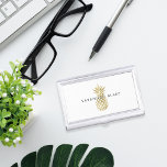 Caja Para Tarjetas De Visita Piña Faux Gold | Personalizado<br><div class="desc">El elegante titular de la tarjeta de visita incluye su nombre y/o nombre de negocios en letras modernas de color negro,  colocadas sobre un falso ilustracion de Relieve metalizado dorado. Compra artículos coincidentes de nuestra colección de oficinas de Pineapple para completar tu apariencia.</div>