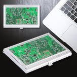 Caja Para Tarjetas De Visita Placa del circuito impreso para el circuito verde<br><div class="desc">Regalos de la placa del circuito PCB para geeks o regalos para nerds. Aquí hay uno para el Nerd de la Computadora o Geeks en todos nosotros. Extraiga su nerd con esta placa de circuito electrónico PCB del conjunto del circuito impreso. Esta es una imagen de primer plano de un...</div>