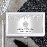Caja Para Tarjetas De Visita Purpurina de pastelitos de plata Dris pastelería C<br><div class="desc">Aquí hay una manera maravillosa y moderna de presumir de su marca. Presente su mejor auto a sus clientes, con este elegante, sofisticado, sencillo y moderno titular de tarjeta de visita personalizada. Un quequito brillante, plateado, tipografía manuscrita de escritura y goteo de purpurinas superponen un falso fondo metálico oscuro. Personaliza...</div>