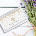 Caja Para Tarjetas De Visita Purpurina del pastel de oro gotea postre de panade<br><div class="desc">Aquí hay una manera maravillosa y moderna de presumir de su marca. Presente su mejor auto a sus clientes, con este elegante, sofisticado, sencillo y moderno titular de tarjeta de visita personalizada. Una torta dorada de champán brillante, goteos de purpurina y una tipografía escrita a mano recubren un fondo vedado...</div>