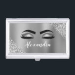 Caja Para Tarjetas De Visita Purpurina plateado Sparkle Eyelashes Monograma Nom<br><div class="desc">Purpurina de espuma metálica de Relieve metalizado de imitación plateado Cepillado Nombre de monograma Metalizado y pestañas iniciales (pestañas), Extensiones de pestañas y Soporte de tarjeta de visita para ojos. Esto hace que el dulce perfecto cumpleaños 16, boda, ducha de novia, aniversario, ducha de bebé o fiesta de soltera sea...</div>
