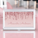 Caja Para Tarjetas De Visita Purpurina rosa de oro y monograma de espuma<br><div class="desc">Purpurina de goteo de Faux de Oro Rosa Rosa y elegante titular de la tarjeta de visita Girly Sparkle Elegant. Este titular de tarjeta de visita puede ser personalizado para incluir su nombre y apellido.</div>