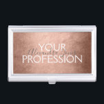 Caja Para Tarjetas De Visita Relieve metalizado de oro rosa         | Relieve m<br><div class="desc">Rubor Pink - Rosa Relieve metalizado dorado Titular de la tarjeta de visita Minimalista metálica con tipografía con letras blancas para el monograma. El titular de la tarjeta de visita de Relieve metalizado de Relieve metalizado dorado Rosa puede ser personalizado para cualquier profesión. Si el texto de la profesión o...</div>