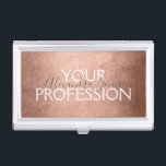 Caja Para Tarjetas De Visita Relieve metalizado de oro rosa         | Relieve m<br><div class="desc">Rubor Pink - Rosa Relieve metalizado dorado Titular de la tarjeta de visita Minimalista metálica con tipografía con letras blancas para el monograma. El titular de la tarjeta de visita de Relieve metalizado de Relieve metalizado dorado Rosa puede ser personalizado para cualquier profesión. Si el texto de la profesión o...</div>