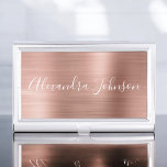Caja Para Tarjetas De Visita Relieve metalizado de oro rosa         | Relieve m<br><div class="desc">Rubor Pink - Rosa Relieve metalizado dorado Metálico Acero inoxidable Minimalista titular de la tarjeta de visita con tipografía de escritura blanca con letras blancas para el monograma. Los titulares Metalizado de tarjetas de visita de Relieve metalizado dorado Rosa pueden personalizarse con su nombre. Póngase en contacto con el diseñador...</div>