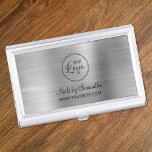 Caja Para Tarjetas De Visita Relieve metalizado plateado falso de logotipo come<br><div class="desc">Crea tu propio funda decorativo de tarjetas de visita con logotipo para pequeñas empresas. El fondo presenta una gráfica de arte digital de Relieve metalizado metalizado color gris plateado y plateado. La caligrafía elegante y los estilos modernos de tipos de letra de todos los mayúsculas se pueden personalizar. Los elementos...</div>