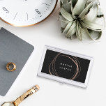 Caja Para Tarjetas De Visita Resumen moderno Faux Rosa Gold<br><div class="desc">El titular de una tarjeta de visita elegante y femenina incluye su nombre en letras blancas modernas,  rodeado por un falso elemento de círculo abstracto de Relieve metalizado dorado rosa sobre un fondo negro.</div>