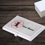 Caja Para Tarjetas De Visita Rojo Pentagram Círculo Gato Negro Estrella Gris<br><div class="desc">Este metalizado funda portador de tarjetas de visita tiene un pentagrama dentro de un círculo en tonos rojos con una silueta de gato negro con paja elevada colgando una estrella dorada sobre un fondo gris claro. Personalizar el texto o el nombre con la plantilla.</div>