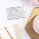 Caja Para Tarjetas De Visita Rosa de mármol Tijeras de oro Hairstylist personal<br><div class="desc">Elegante titular de tarjeta de visita para los estilistas o dueños de salón de peluquería,  su nombre y/o nombre de negocio con letras de color gris oscuro sobre un fondo de mármol adornado con unas tijeras de estilista en un falso Relieve metalizado de oro rosa.</div>