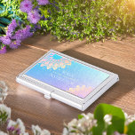 Caja Para Tarjetas De Visita Rosa de Relieve metalizado dorado Mandala<br><div class="desc">Yoga Studio Instructor de Meditación / Entrenador de vida / Healer / Reiki Master / Massage Therapy Plantilla de portador de tarjetas de visita - Elegante Rosa Faux Relieve metalizado dorado Floral Lotus Mandala Símbolos sobre fondo de Relieve metalizado azul morado.</div>