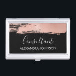 Caja Para Tarjetas De Visita Rosa de Rubor - Broche de pincel de Relieve metali<br><div class="desc">Rubor Pink - Rosa Oro y Relieve metalizado Negro Broche de pincel Consultor de moda Minimalista titular de tarjeta de visita con letra blanca tipografía elegante para el monograma. El titular de la tarjeta de visita Rubor Pink - Rosa Gold y Black Relieve metalizado Brush Stroke se puede personalizar para...</div>