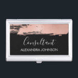 Caja Para Tarjetas De Visita Rosa de Rubor - Broche de pincel de Relieve metali<br><div class="desc">Rubor Pink - Rosa Oro y Relieve metalizado Negro Broche de pincel Consultor de moda Minimalista titular de tarjeta de visita con letra blanca tipografía elegante para el monograma. El titular de la tarjeta de visita Rubor Pink - Rosa Gold y Black Relieve metalizado Brush Stroke se puede personalizar para...</div>