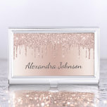 Caja Para Tarjetas De Visita Rosa Gold Rubor Relieve metalizado rosa moderno el<br><div class="desc">Rubor Pink - Rosa Gold Faux Dripping Sparkle Purpurina y Relieve metalizado Metálico Relieve metalizado Stainless Steel Minimalista Business Card Holder con tipografía de guion con letras blancas para el monograma. El elegante y elegante Rosa de moda elegante y moderno Relieve metalizado dorado Metalizado titular de tarjetas de visita se...</div>