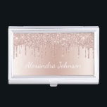 Caja Para Tarjetas De Visita Rosa Gold Rubor Relieve metalizado rosa moderno el<br><div class="desc">Rubor Pink - Rosa Gold Faux Dripping Sparkle Purpurina y Relieve metalizado Metálico Relieve metalizado Stainless Steel Minimalista Business Card Holder con tipografía de guion con letras blancas para el monograma. El elegante y elegante Rosa de moda elegante y moderno Relieve metalizado dorado Metalizado titular de tarjetas de visita se...</div>