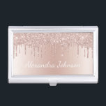Caja Para Tarjetas De Visita Rosa Gold Rubor Relieve metalizado rosa moderno el<br><div class="desc">Rubor Pink - Rosa Gold Faux Dripping Sparkle Purpurina y Relieve metalizado Metálico Relieve metalizado Stainless Steel Minimalista Business Card Holder con tipografía de guion con letras blancas para el monograma. El elegante y elegante Rosa de moda elegante y moderno Relieve metalizado dorado Metalizado titular de tarjetas de visita se...</div>