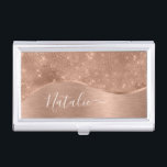 Caja Para Tarjetas De Visita Rosa metálico Purpurina de oro personalizado<br><div class="desc">Personalice fácilmente este funda de tarjetas de visita con motivos de purpurina metalizado y glamuroso,  de color dorado,  con su propio nombre personalizado.</div>