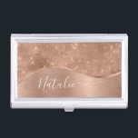 Caja Para Tarjetas De Visita Rosa metálico Purpurina de oro personalizado<br><div class="desc">Personalice fácilmente este funda de tarjetas de visita con motivos de purpurina metalizado y glamuroso,  de color dorado,  con su propio nombre personalizado.</div>