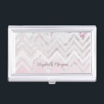 Caja Para Tarjetas De Visita Rosa purpurina de oro chevron mármol rosa<br><div class="desc">Fondo de Rubor para un elegante monograma en la parte inferior con un purpurina de rosa de oro en el medio y mármol rosa en la parte superior. Elegante y moda elemento que se puede personalizar muy fácilmente con un cambio de tipo de letra o su color, o simplemente puede...</div>