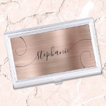 Caja Para Tarjetas De Visita Rosa Relieve metalizado dorado Elegant Script Curl<br><div class="desc">Diseño elegante de un guión de estilo de firma con colas extra de curvas. El fondo presenta una falsa creación de arte digital de oro rosa y Relieve metalizado ondulado que imprime como una foto. Personalizar el tamaño del tipo de letra o muévalo según sea necesario para nombres más largos...</div>