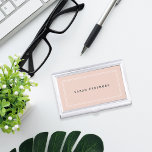 Caja Para Tarjetas De Visita Rubor de moda | Personalizado<br><div class="desc">El titular de la tarjeta de visita de la moda incluye su nombre en letras clásicas de carbón vegetal fuera de negro,  enmarcadas por un delgado borde geométrico blanco sobre un fondo rosa rubor. También están disponibles tarjetas de visita y accesorios de juego.</div>