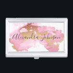 Caja Para Tarjetas De Visita Rubor Pink and Relieve metalizado dorado Wash Girl<br><div class="desc">Estuche de la tarjeta de visita de la peluquería de color rosa y Relieve metalizado dorado Rubor Wash Hair Stylist Salon con tipografía escrita a mano negra para el monograma. Los estuches de la tarjeta de visita Rubor Pink and Relieve metalizado dorado Watercolor Wash son perfectos para un moderno y...</div>