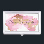 Caja Para Tarjetas De Visita Rubor Pink and Relieve metalizado dorado Wash Girl<br><div class="desc">Estuche de la tarjeta de visita de la peluquería de color rosa y Relieve metalizado dorado Rubor Wash Hair Stylist Salon con tipografía escrita a mano negra para el monograma. Los estuches de la tarjeta de visita Rubor Pink and Relieve metalizado dorado Watercolor Wash son perfectos para un moderno y...</div>