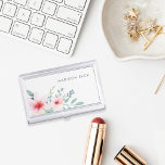 Caja Para Tarjetas De Visita Rubor y Sage Floral<br><div class="desc">Elegante y femenina funda de tarjetas de visita,  cuenta con un ramo de flores de color rosa rosa oscuro y hojas de color verde salado que florecen en la esquina. Personalice con su nombre,  monograma o nombre de negocio en letras de pizarra modernas.</div>